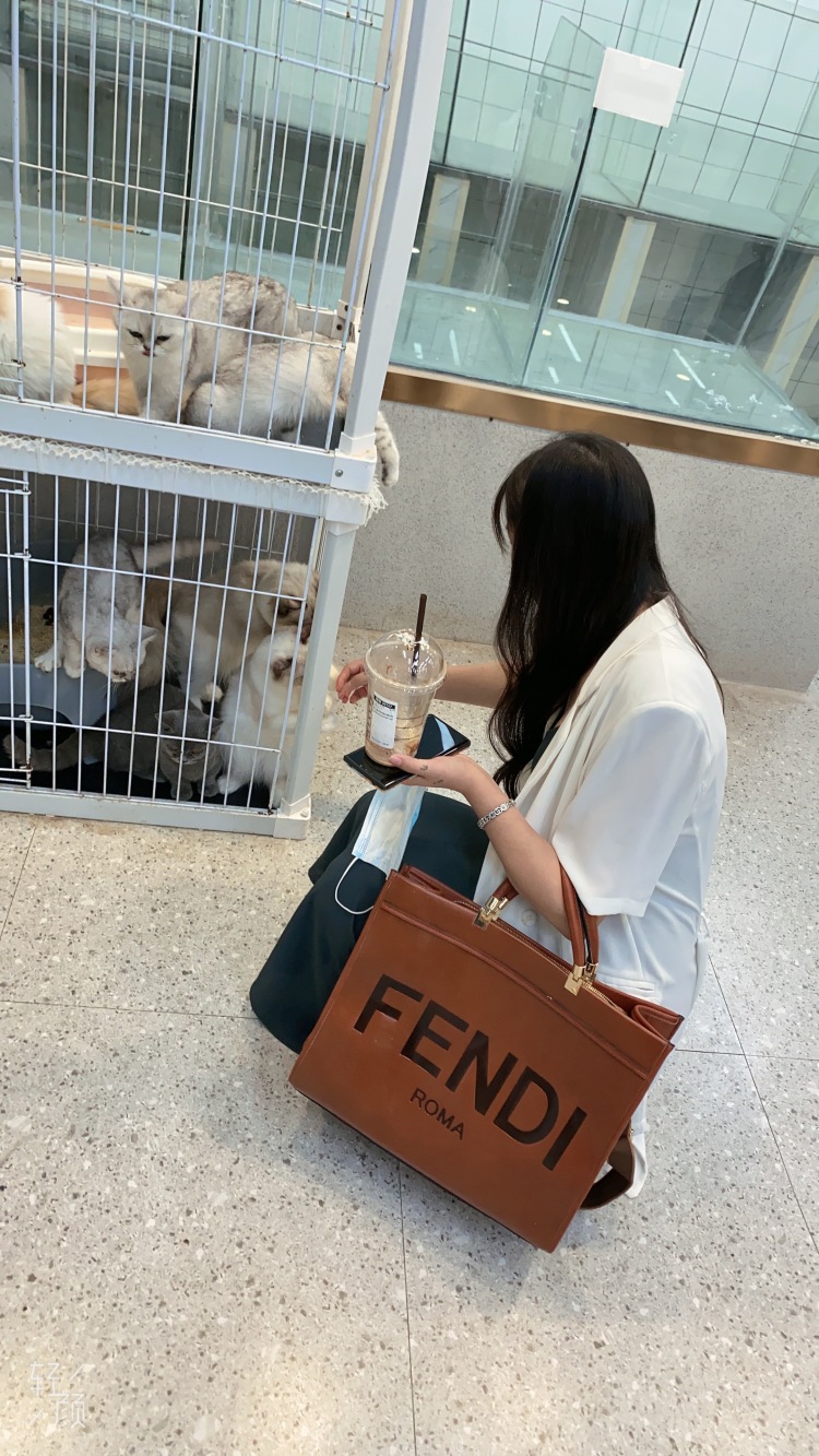 天上掉下个小晖晖-浙江省·杭州市·西湖区--会化妆会拍照,会文案,风格自然,热爱宠物美妆与服装饰品,表现力强,接受各种小商品。