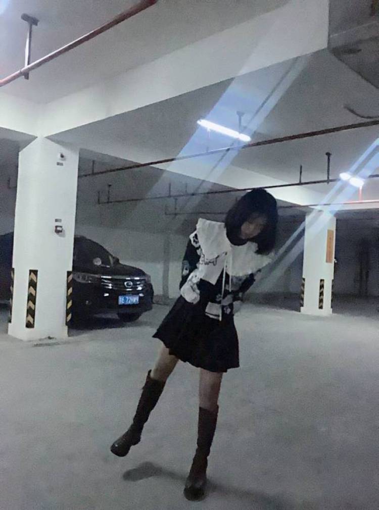 小罗同学-江苏省·苏州市·常熟市-抖音,***-身高160体重100会修图然后平时比较喜欢拍照啊之类的,现在还是一名大学生,会去不用的地方玩,可以更换不同的场景