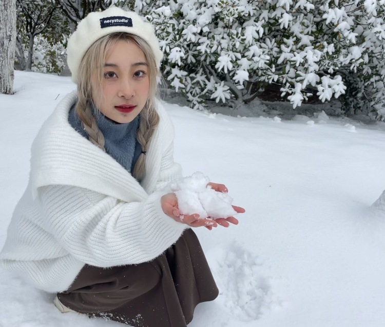 立秋-山东省·青岛市·李沧区--爱拍照 p图技术不错 擅长辣妹穿搭 喜欢y2k风格和辣妹纯欲风格的衣服饰品等