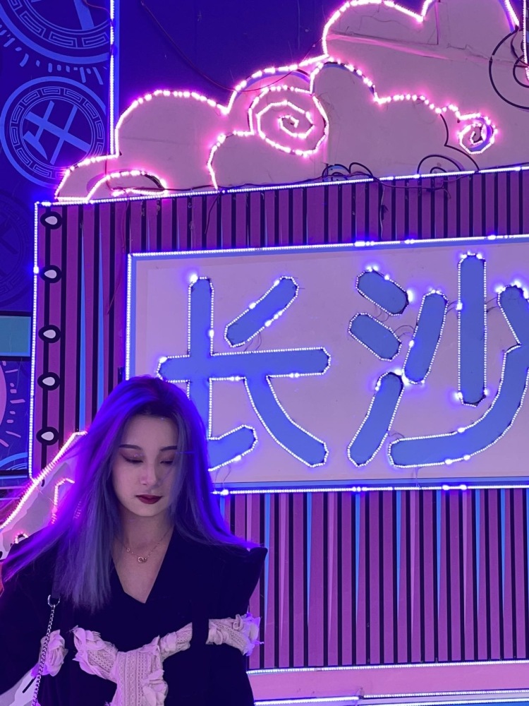 立秋-山东省·青岛市·李沧区--爱拍照 p图技术不错 擅长辣妹穿搭 喜欢y2k风格和辣妹纯欲风格的衣服饰品等