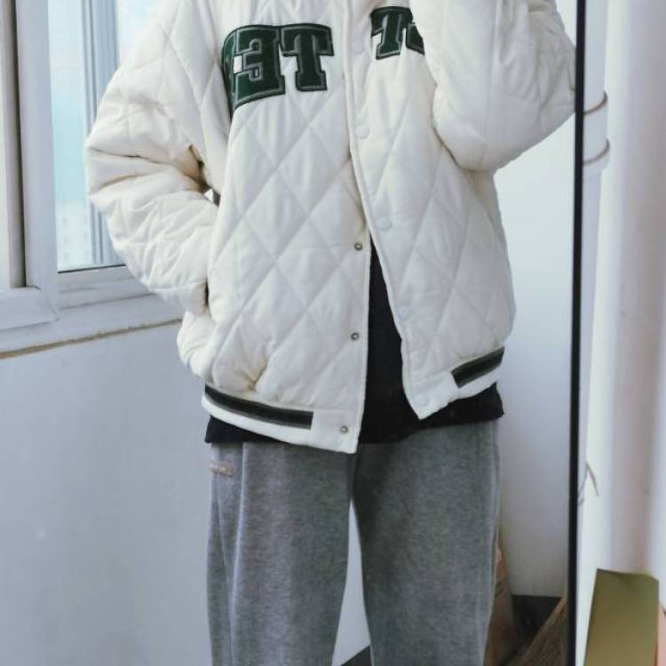 逢春-山西省·长治市·屯留区--喜欢研究穿搭 各种风格都可以尝试 一名大一新生 做点兼职  会拍照和修图  想接寄拍或者一些买家秀