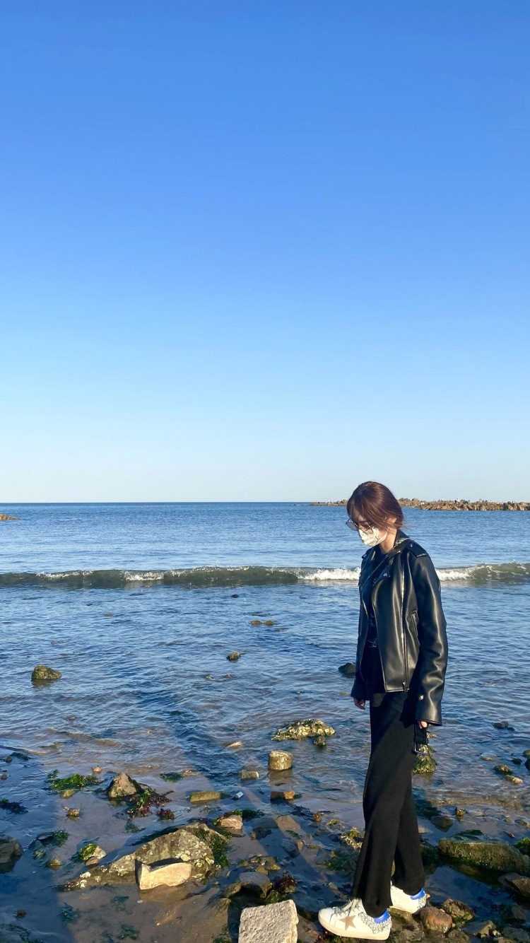 X-山东省·临沂市·沂南县--大家好！
可接寄拍 送拍等 服装饰品美妆护肤皆可
风格多样 情绪类韩系日系英伦休闲
会妆造 会修图
效率性完成 保质保量
欢迎合作 🤝
艺名：xuexue
身份：大学学生
年龄：22
身高：165CM