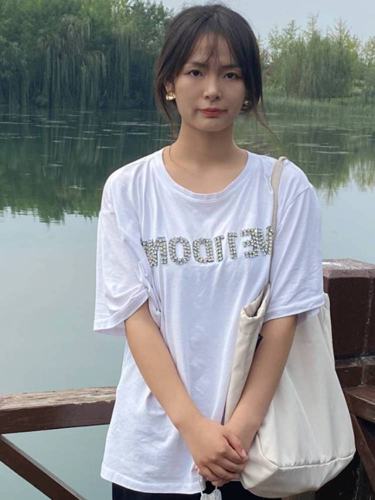 秋刀魚-河南省·许昌市·建安区--会p图,有多种风格,可接寄拍,送拍,性格比较爱笑,身高166体重100,鞋子39码