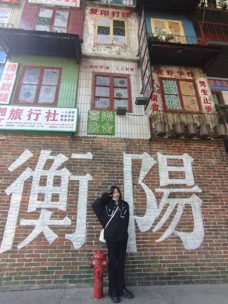 寄南-湖南省·邵阳市·邵阳县--电子商务专业,会ps会剪辑视频,会穿搭,好沟通,素人模特都可以接,之前有很多接单经验,一定尽量达到商家的要求