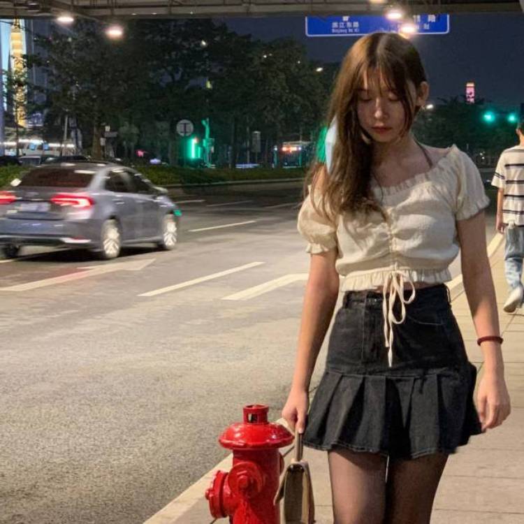 遇到困难睡大觉-广东省·广州市·天河区-抖音***微博-身高158体重90 风格是百变小樱✌ 接服装买家秀 会后期p图剪辑什么的 在读学生挺多时间的