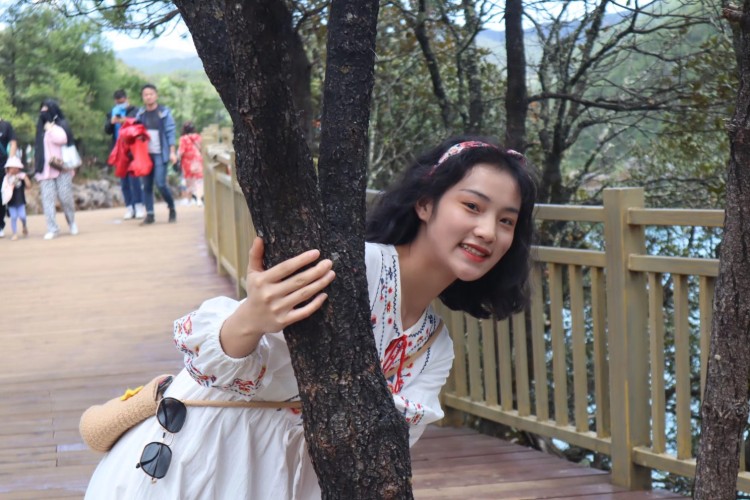 大只🐽-贵州省·贵阳市·花溪区--一名在校大学生,音乐表演专业身高163.体重46kg,热爱摄影,喜欢穿搭,接寄拍,风格多变,会p图。