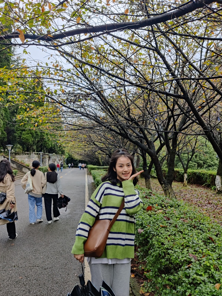 大只🐽-贵州省·贵阳市·花溪区--一名在校大学生,音乐表演专业身高163.体重46kg,热爱摄影,喜欢穿搭,接寄拍,风格多变,会p图。