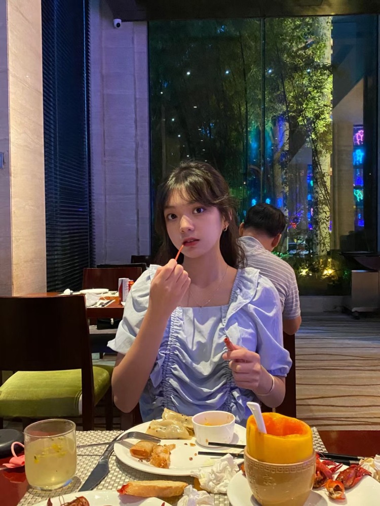 One-浙江省·温州市·龙港市-抖音 ***-是一名舞蹈生 会p图拍照 接寄拍探店打卡 喜欢拍短视频vlog 可以保证内容有质量