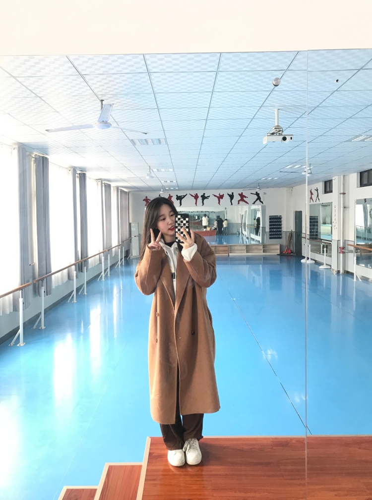 喜欢猪蹄--河南省·郑州市·中原区--身高162,体重46,接寄拍,什么风格都可,衣服,鞋子,包包,美瞳,满意的话联系我