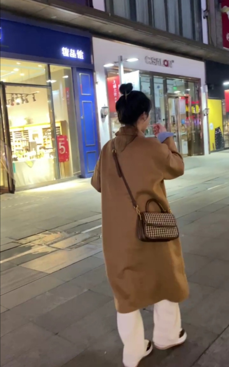 喜欢猪蹄--河南省·郑州市·中原区--身高162,体重46,接寄拍,什么风格都可,衣服,鞋子,包包,美瞳,满意的话联系我