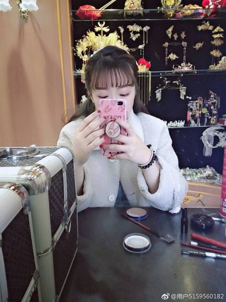 小兔不吃奶糖-陕西省·宝鸡市·渭滨区--擅长唱歌 简单的舞蹈 我是一个性格开朗 喜欢交朋友的女孩。平时喜欢唱歌 跳舞 喜欢自拍 拍一些写真
