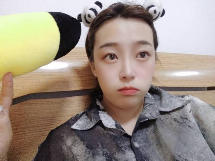 小兔不吃奶糖-陕西省·宝鸡市·渭滨区--擅长唱歌 简单的舞蹈 我是一个性格开朗 喜欢交朋友的女孩。平时喜欢唱歌 跳舞 喜欢自拍 拍一些写真
