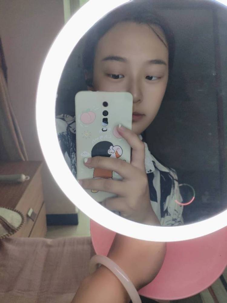 小兔不吃奶糖-陕西省·宝鸡市·渭滨区--擅长唱歌 简单的舞蹈 我是一个性格开朗 喜欢交朋友的女孩。平时喜欢唱歌 跳舞 喜欢自拍 拍一些写真