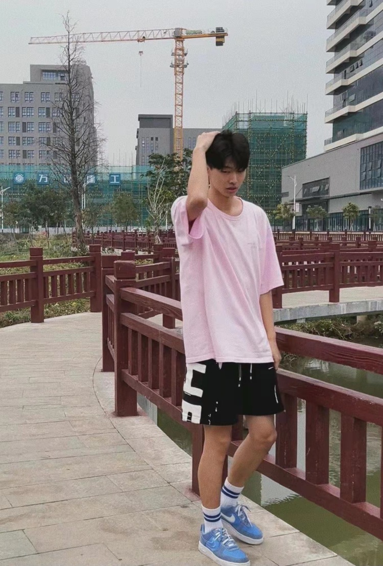 D-广东省·东莞市·东城街道-抖音-服装表演专业
良好的比例
身高183体重65kg
自带男模气质 韩范