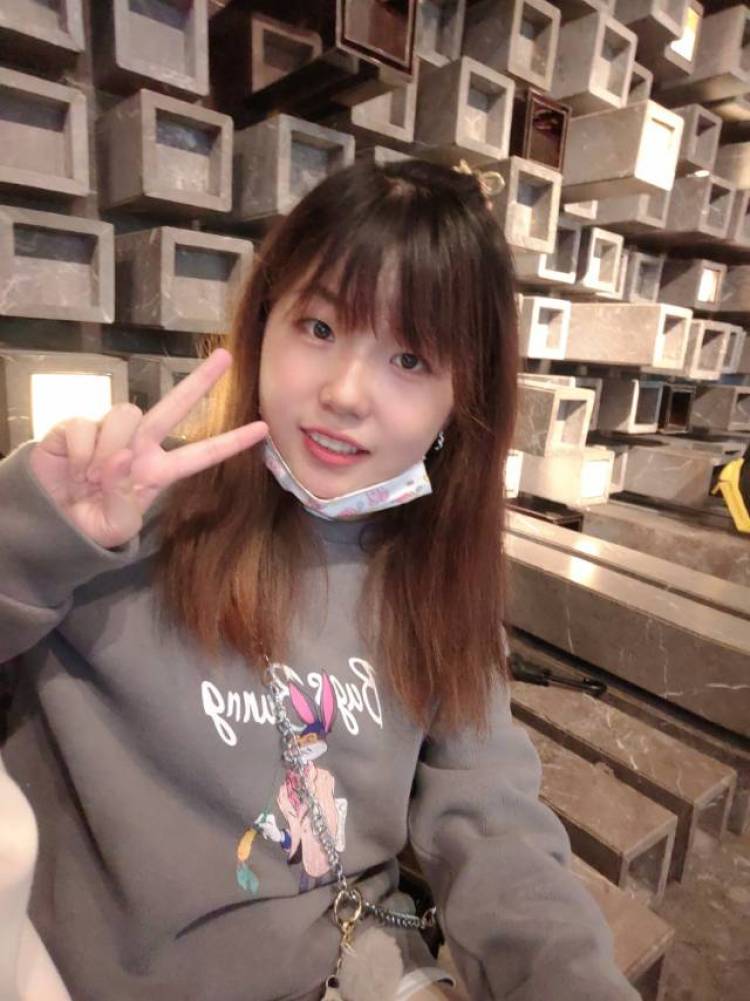 🍸啵一口果奶-湖北省·武汉市·江岸区-抖音,***,快手-大二学生,身高160体重95斤,接寄拍,个人平时会学习穿搭,对拍照也很感兴趣,有意商家请联系我