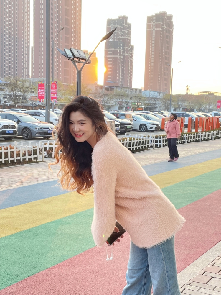 小雯-海南省·海口市·美兰区--身高170 体重57kg 爱跳舞 会拍照 首饰 衣服 包包 鞋子等等