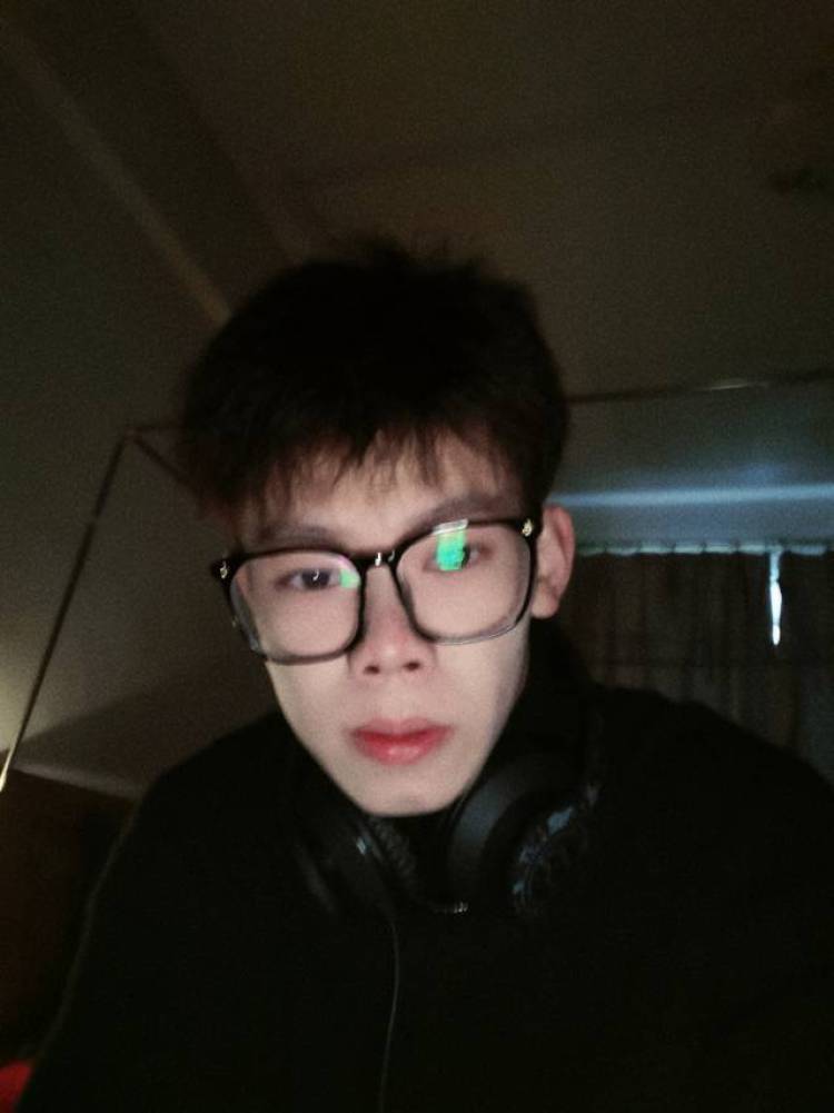 ZHONG974-广东省·深圳市·南山区-抖音快手-学生,男180,体重65公斤,会p图,接各种风格寄拍,拍照技术没问题,颜值身材在线,也可接男士化妆产品测评,工作认真负责,不拖拉,可进行长期的合作。