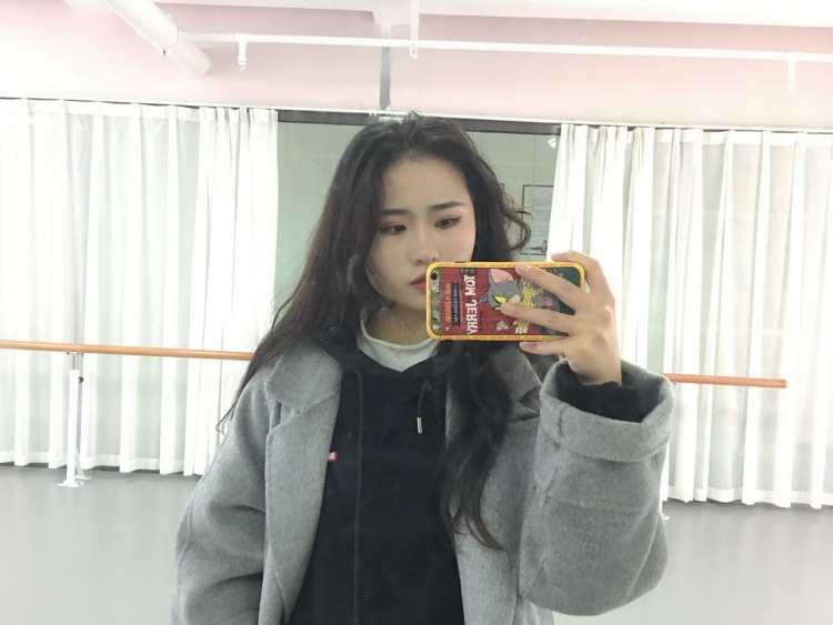 粹艺T🍎T-湖南省·长沙市·天心区-抖音/***-灰色大衣的100种搭配之酷酷风
平时最喜欢的穿搭风格,宽松的感觉就很舒服😌这套搭配感觉走路都带风