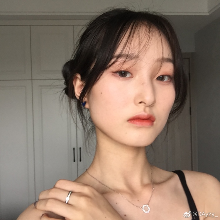 D-浙江省·杭州市·萧山区--艺术生，喜欢模特这个职业，对模特很感兴趣，身高170cm，体重48kg