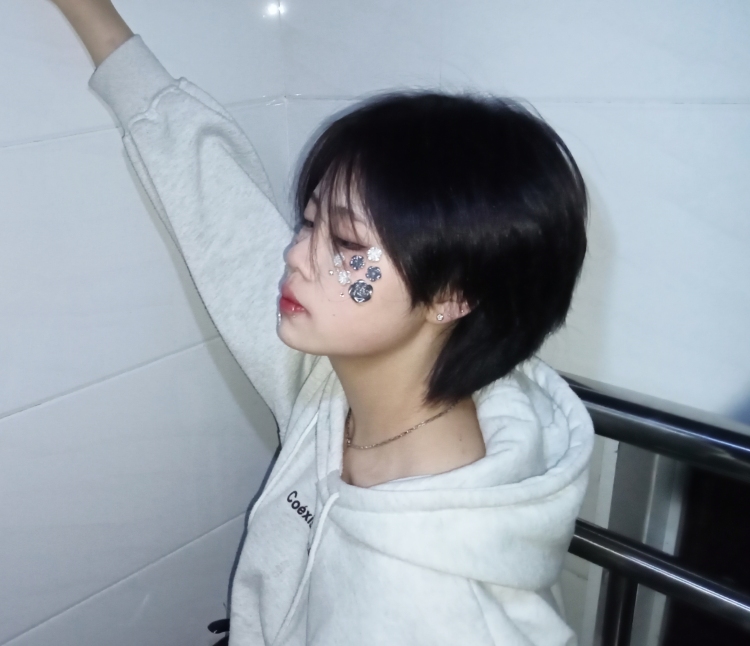 唔西迪西-湖南省·岳阳市·岳阳楼区-快手,***,抖音-现在是学生,身高169,体重112,狼尾头,偏无性别风格,可接寄送拍,推广物品,饰品买家秀等