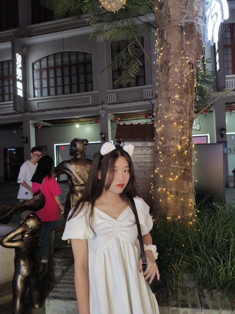 幼儿园的小杠精-广东省·中山市·沙溪镇-抖音-大家好!我是一名大学生,平常喜欢研究穿搭和美妆,经常和志同道合的朋友们去拍照,也喜欢自拍。我觉得自己对于拍照还是有一定的天赋。