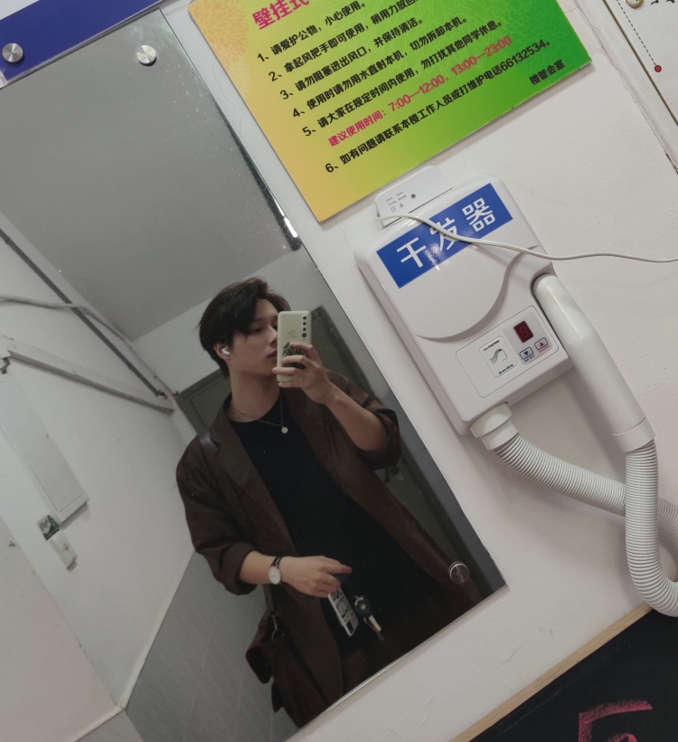 狄尔尼丸-上海市·上海市·长宁区-微博 ***-美妆区 生活区 服装接拍 适合韩风 少年感运动风 日系 英伦风等多种风格