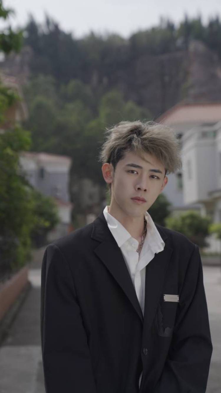 梓熙-广东省·广州市·白云区--你好,我叫许梓熙(Sheldon)是一名模特,身高187,体重75,鞋码44。短视频,平面,广告都可