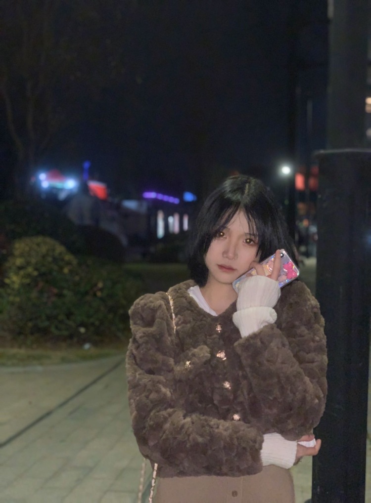 _小颖.-浙江省·温州市·瑞安市-抖音 ***-想接寄拍 买家秀 是名高中生 喜欢拍照 会化妆会p图 一个新手小白🙏拜托给个机会吧看看我❗️❗️❗️