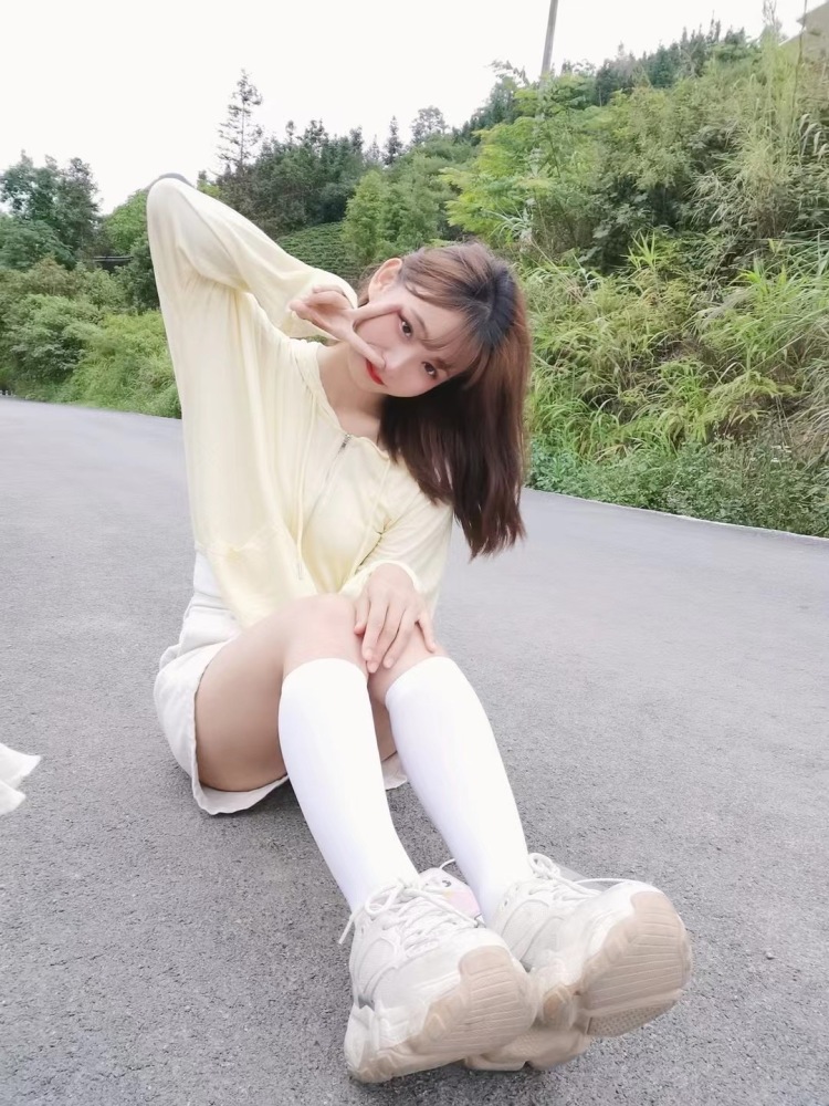 La Vie En Rose-云南省·昆明市·官渡区--爱拍照,会P图,接一些寄拍,衣服鞋子化妆品什么的都是OK的。
身份:小学钢琴老师
年龄:22
身高:161
体重:45kg
