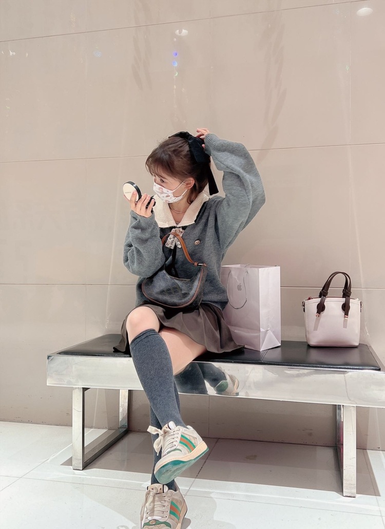 La Vie En Rose-云南省·昆明市·官渡区--爱拍照,会P图,接一些寄拍,衣服鞋子化妆品什么的都是OK的。
身份:小学钢琴老师
年龄:22
身高:161
体重:45kg