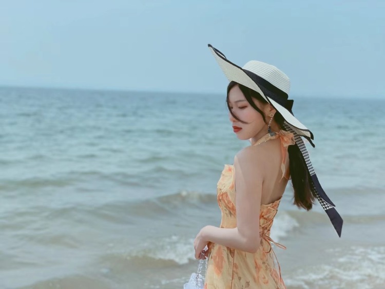i晨-上海市·上海市·浦东新区-CC9989988-今年大四 身高162 体重48kg 擅长拍照 修图 可盐可甜,各种风格可以驾驭 。经常出去旅游,可以不同场景切换,出片率特别高,做过直播带货 、模特 、前景 、创业等,可接寄拍 买家秀 平面模特 短视