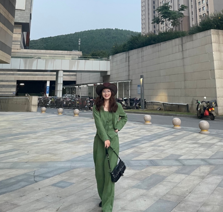 女兆-湖南省·长沙市·芙蓉区--拍照 修图 化妆 穿搭都可！！！
出片效率高 营造氛围感
保质保量！