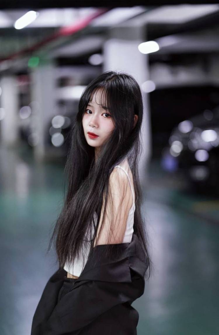 。-湖北省·武汉市·江夏区-抖音，***，朋友圈，空间-本人是一名武汉的在校大学生，爱好拍照，唱歌，会p图，剪辑视频，也做过模特，平时也有一些摄影师找我拍照，最近也想接触一下寄拍的行业，如果你对我感兴趣的话就来找我吧