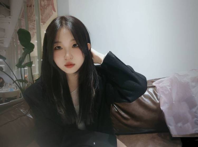 无头苍蝇-天津市·天津市·西青区-主要玩***可以分享日常穿搭-本人大二学生接网拍寄拍可长期合作，个人风格多样，可塑性强，身高160，重92斤