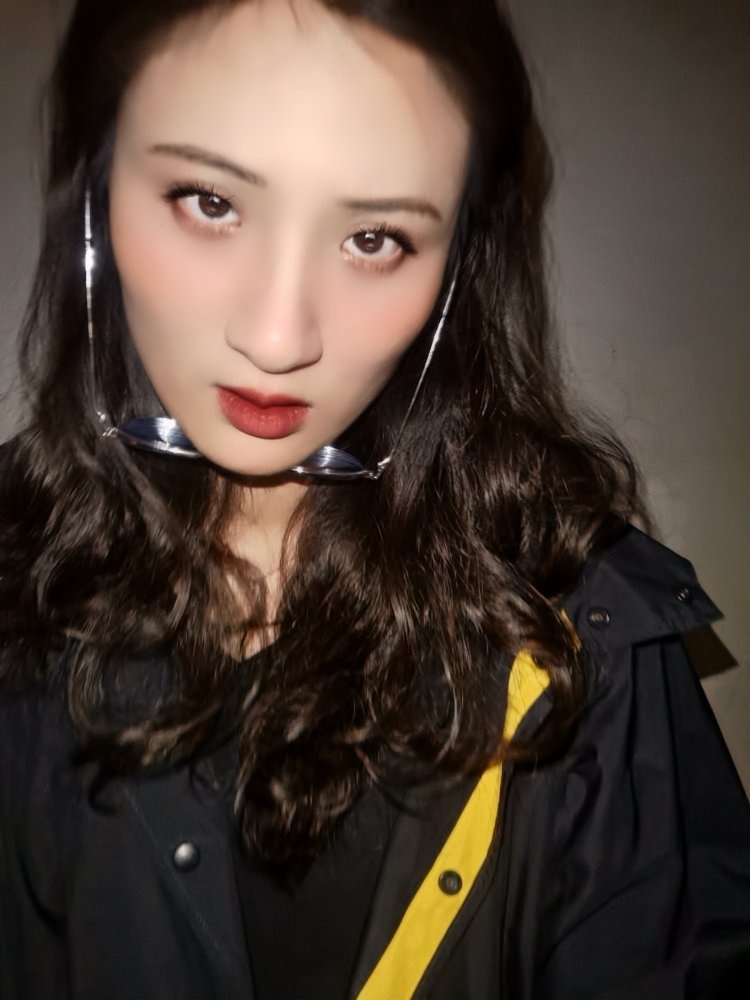 一世长安-山东省·青岛市·市北区--身高175体重122,拍摄工具华为mate30,擅长服饰搭配,拍照风格多变,后期修图,可写文案做买家秀等。