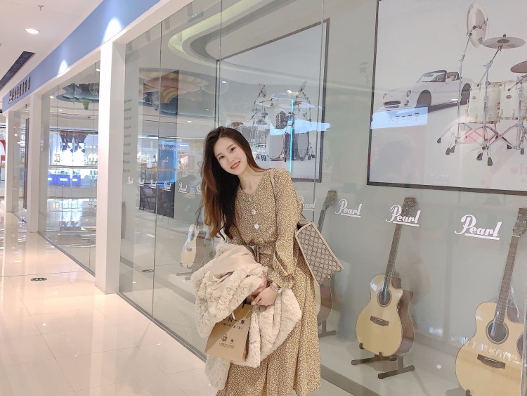 媛妮-安徽省·合肥市·巢湖市--喜欢拍照的普通女孩，想兼职接寄拍，身高168.5cm，体重44kg，非诚勿扰，谢谢