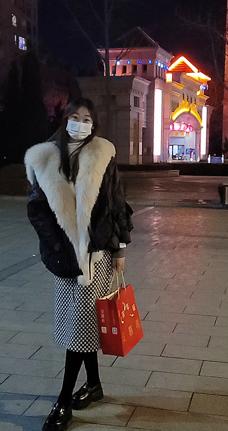 棕榈--辽宁省·大连市·普兰店区--身高:170
体重:110
梨形身材,偏温柔风。
彩妆之类的不接,穿搭的可以接。