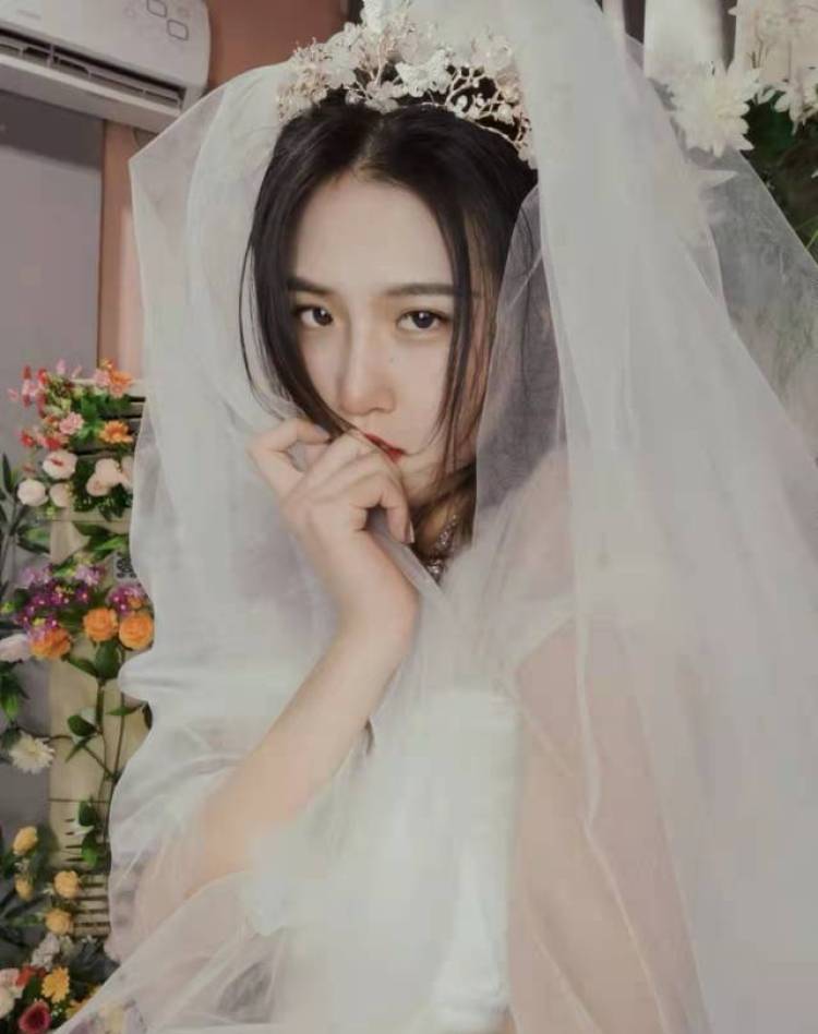 Adela-山东省·枣庄市·市中区--身高168 体重51㎏
旗袍 汉服 婚纱 校园 欧美多种风格都能拍
（不拍内衣）
喜欢擅长拍照