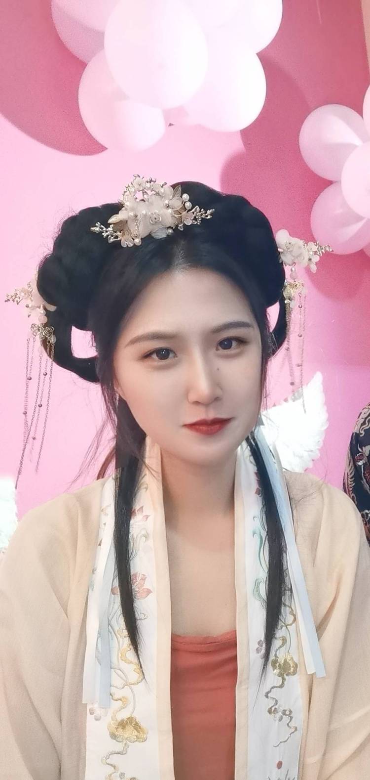 Adela-山东省·枣庄市·市中区--身高168 体重51㎏
旗袍 汉服 婚纱 校园 欧美多种风格都能拍
（不拍内衣）
喜欢擅长拍照