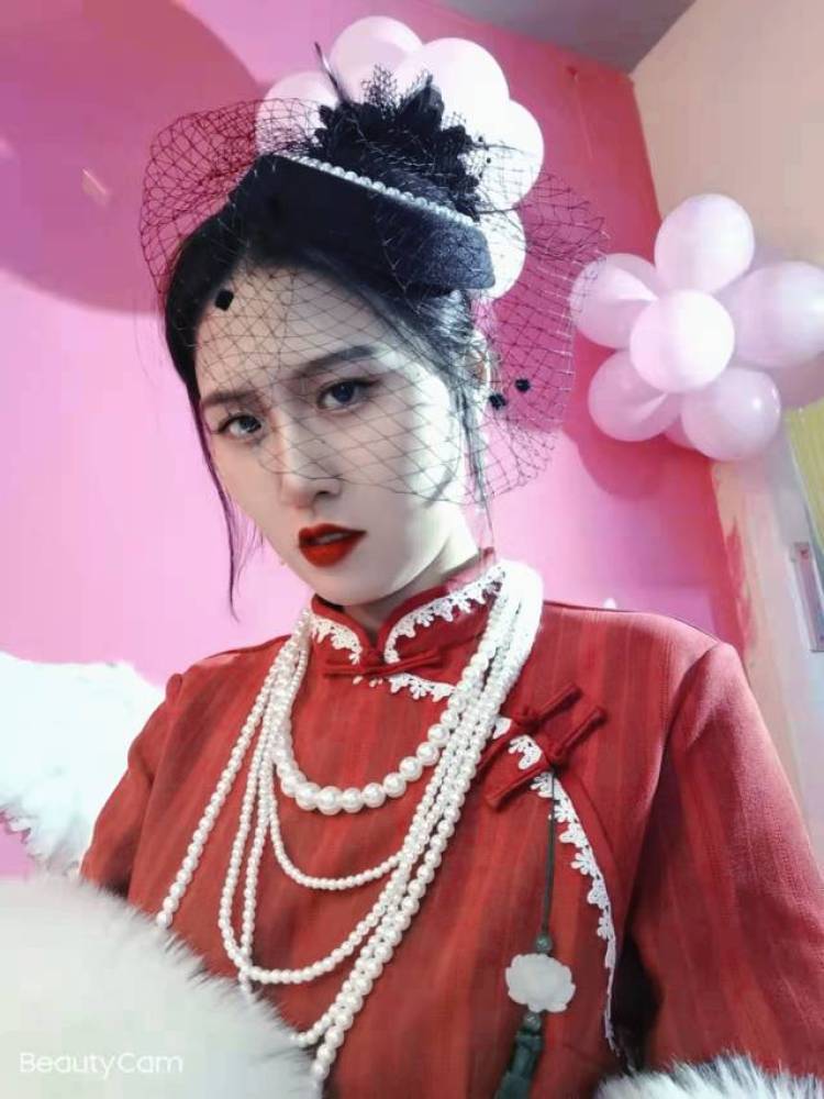 Adela-山东省·枣庄市·市中区--身高168 体重51㎏
旗袍 汉服 婚纱 校园 欧美多种风格都能拍
（不拍内衣）
喜欢擅长拍照