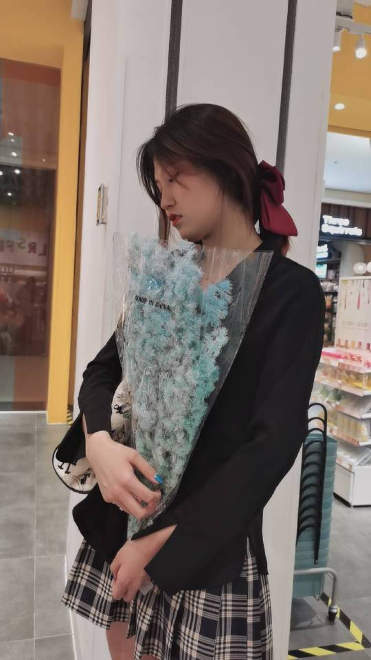 Adela-山东省·枣庄市·市中区--身高168 体重51㎏
旗袍 汉服 婚纱 校园 欧美多种风格都能拍
（不拍内衣）
喜欢擅长拍照