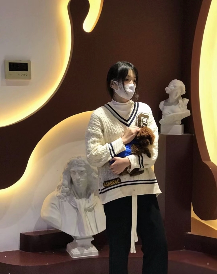 小熊软糖🐼-山东省·聊城市·茌平区--本人身高175，体重120左右
接首饰 衣服 鞋子护肤品 化妆品围脖日用品之类的 寄拍或者是送拍都可以哦拍照风格较偏日常风格期待能够与您合作
会拍照，会P图，最擅长对镜照
