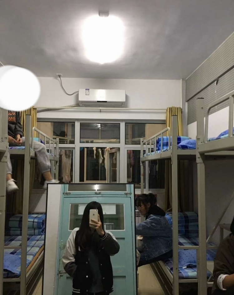 小熊软糖🐼-山东省·聊城市·茌平区--本人身高175，体重120左右
接首饰 衣服 鞋子护肤品 化妆品围脖日用品之类的 寄拍或者是送拍都可以哦拍照风格较偏日常风格期待能够与您合作
会拍照，会P图，最擅长对镜照