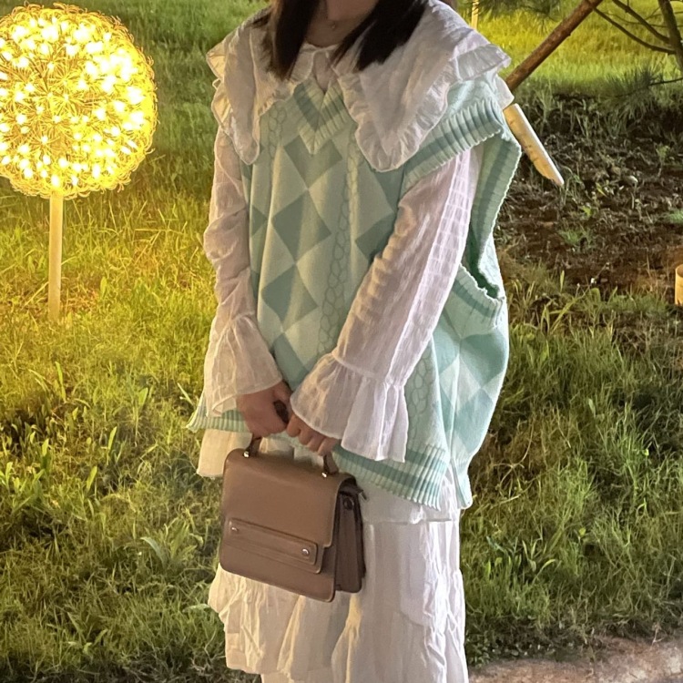 koi-河南省·信阳市·潢川县--我是在校大学生目前在家可接寄拍,p图,剪辑,视频图片都可拍,服装、饰品、鞋包、美妆都可。特长是摄影 喜欢穿搭和拍照可接单 身高167 体重48