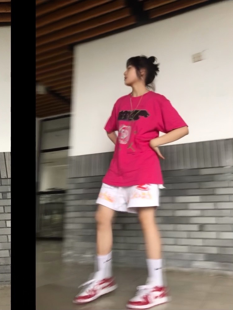我还没有背单词-湖北省·武汉市·江岸区--抖音博主，粉丝4.9w，主要接服装寄拍，可私信留言，费用可议