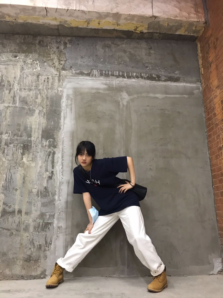 我还没有背单词-湖北省·武汉市·江岸区--抖音博主，粉丝4.9w，主要接服装寄拍，可私信留言，费用可议