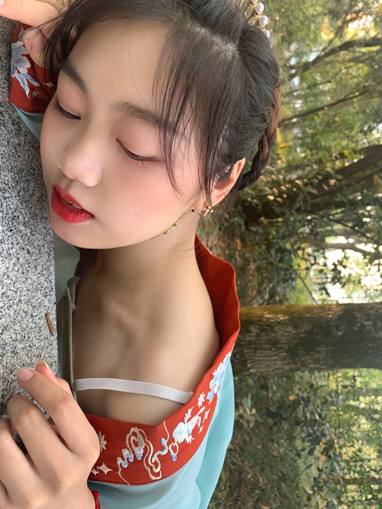吭吭-江西省·南昌市·青山湖区--167 106。平时有跳舞。接各种寄拍，主要服装首饰～接探店，会p图 风景人像都会 有相机～接约拍 可互勉 风格不限风格不限！配合度高！（要温柔的摄影师…不算新手 一丢丢社恐）最好提供服装～没有也没事
