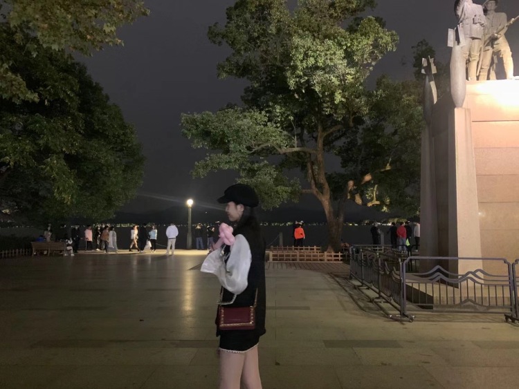 奶茶只要三分🍬-浙江省·杭州市·余杭区--平常爱看电影，刷穿搭视频，可以做寄拍模特。身高168 体重103