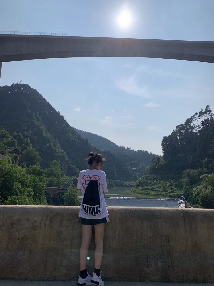 我的爱很小声.-贵州省·黔东南苗族侗族自治州·榕江县-***-学生党一枚 ***上有1800+粉丝 可发产品推广 也可以接寄拍!身高168体重105 穿搭还不错