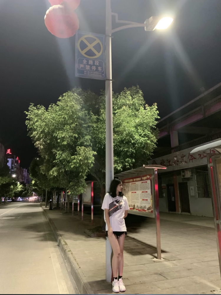 我的爱很小声.-贵州省·黔东南苗族侗族自治州·榕江县-***-学生党一枚 ***上有1800+粉丝 可发产品推广 也可以接寄拍!身高168体重105 穿搭还不错